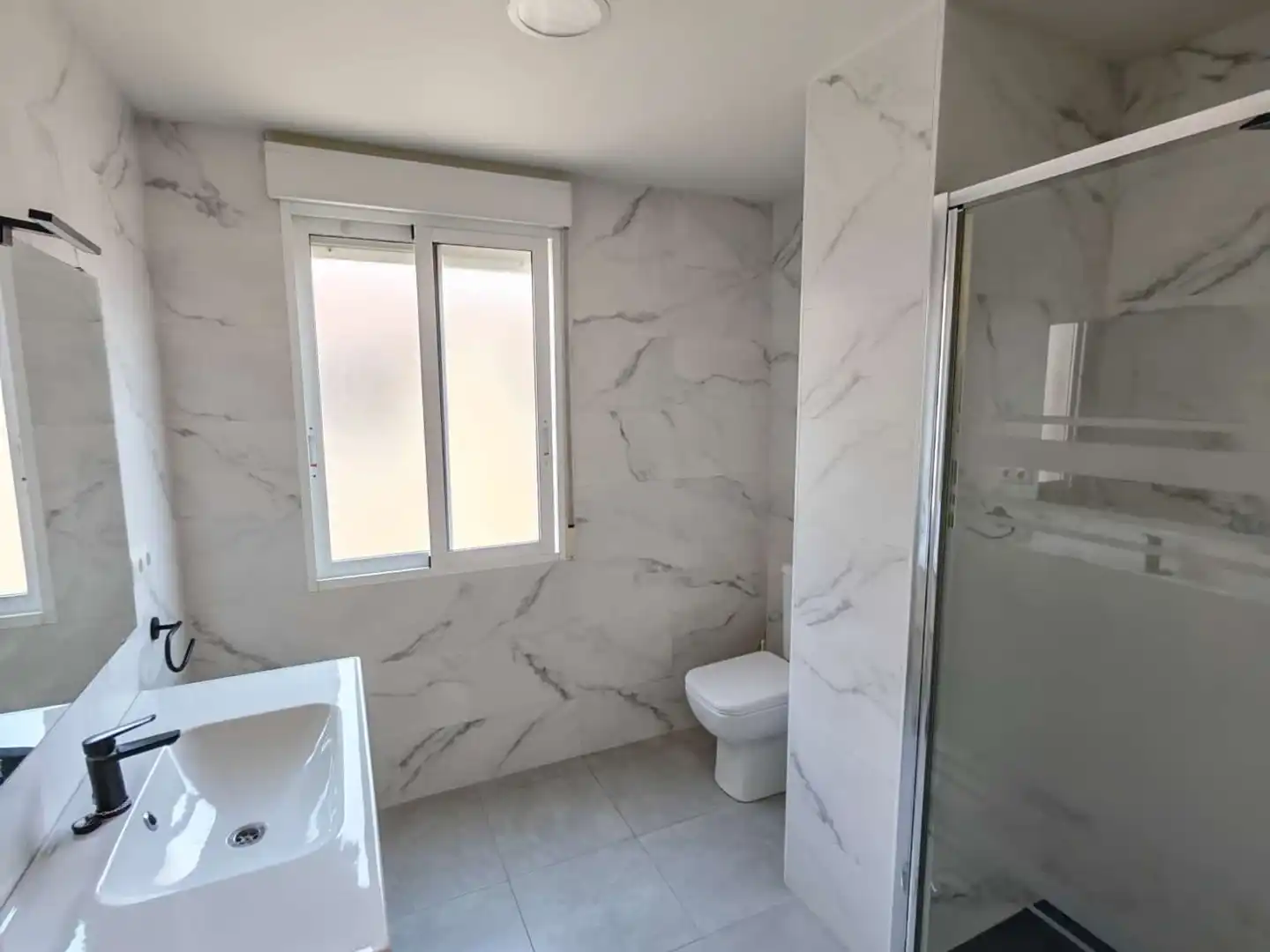 Badezimmer von Wohnung zur Miete in Murcia mit Klimaanlage, Heizung und Waschmaschine