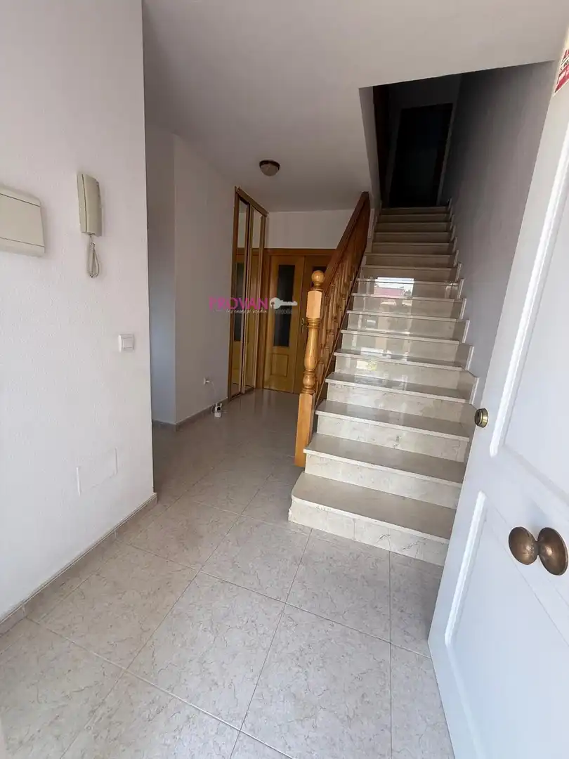 Casa adosada en venta en Galápagos con Calefacción y Jardín privado