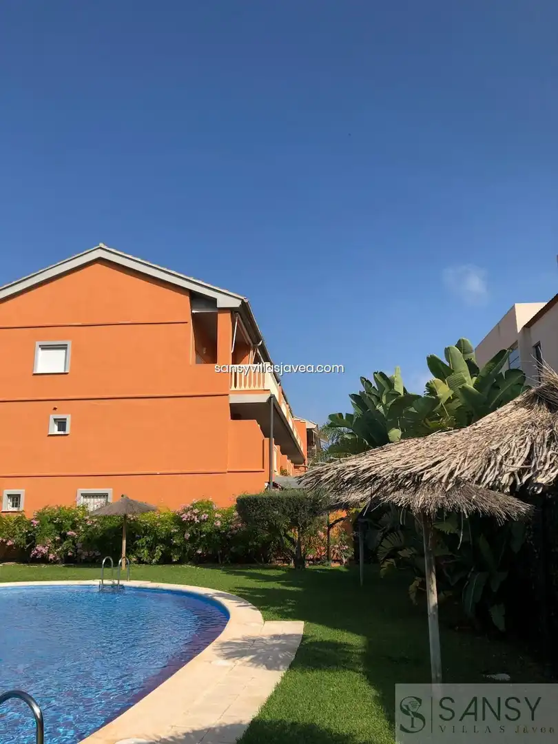 Vista exterior de Dúplex en venda en Jávea / Xàbia amb Aire condicionat, Calefacció i Piscina comunitària
