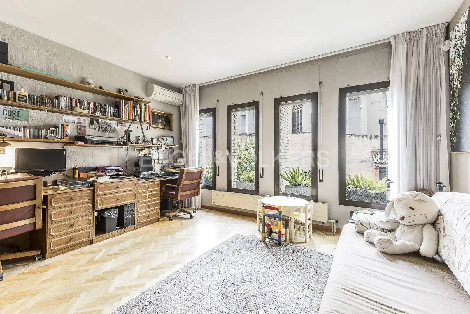 Wohnzimmer von Einfamilien-Reihenhaus zum Verkauf in Barcelona mit Heizung, Privatgarten und Parkett