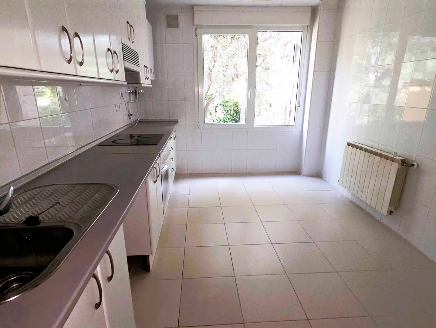 Cocina de Casa adosada de alquiler en La Moraleja con Calefacción, Jardín privado y Terraza