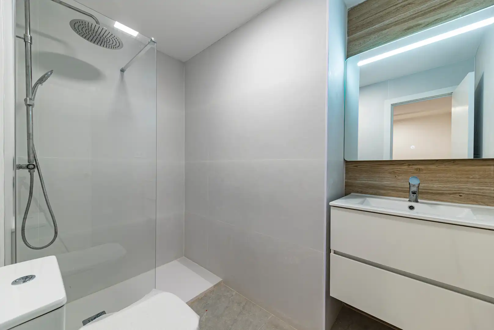 Badezimmer von Wohnung zum Verkauf in L'Hospitalet de Llobregat mit Klimaanlage, Heizung und Parkett