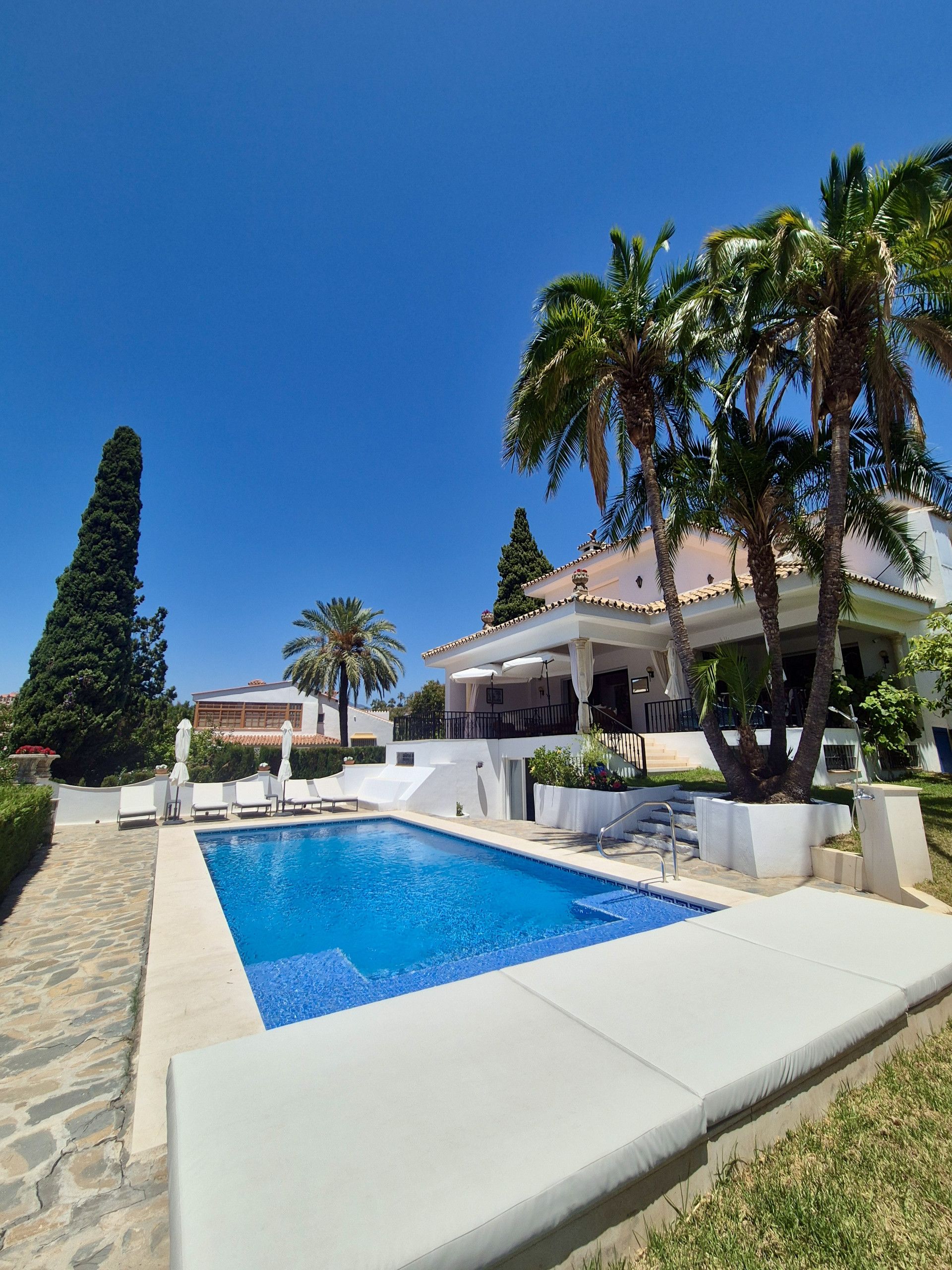 Swimming pool of House or chalet for sale in Marbella  with Air Conditioner, Heating and Private garden