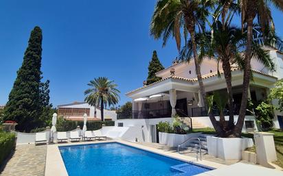 Piscina de Casa o xalet en venda en Marbella amb Aire condicionat, Calefacció i Jardí privat