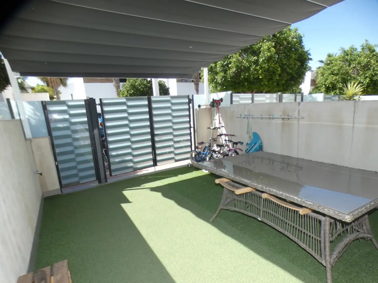 Terrasse von Einfamilien-Reihenhaus zum Verkauf in San Pedro del Pinatar mit Klimaanlage, Privatgarten und Terrasse