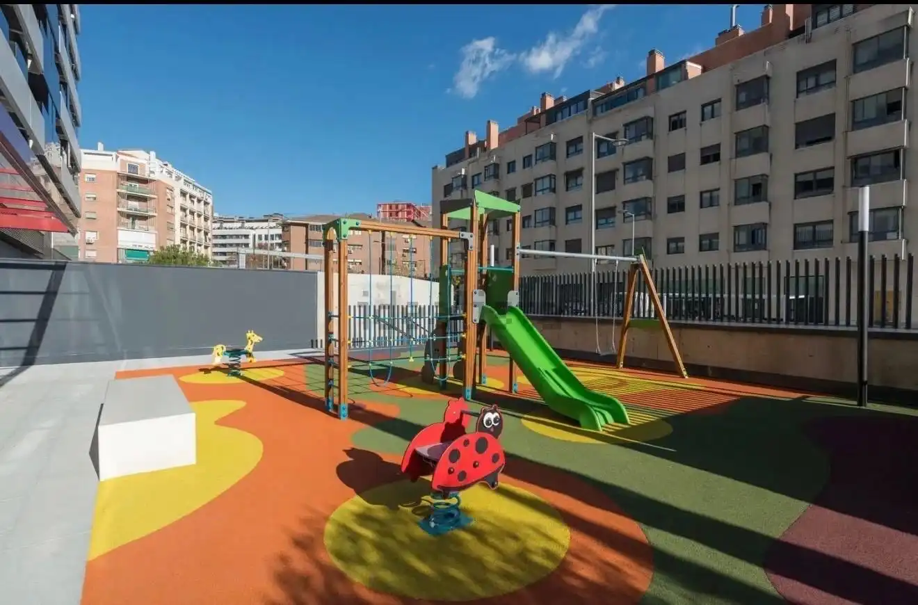 Terrassa de Pis de lloguer en Madrid amb Calefacció, Jardí privat i Piscina comunitària