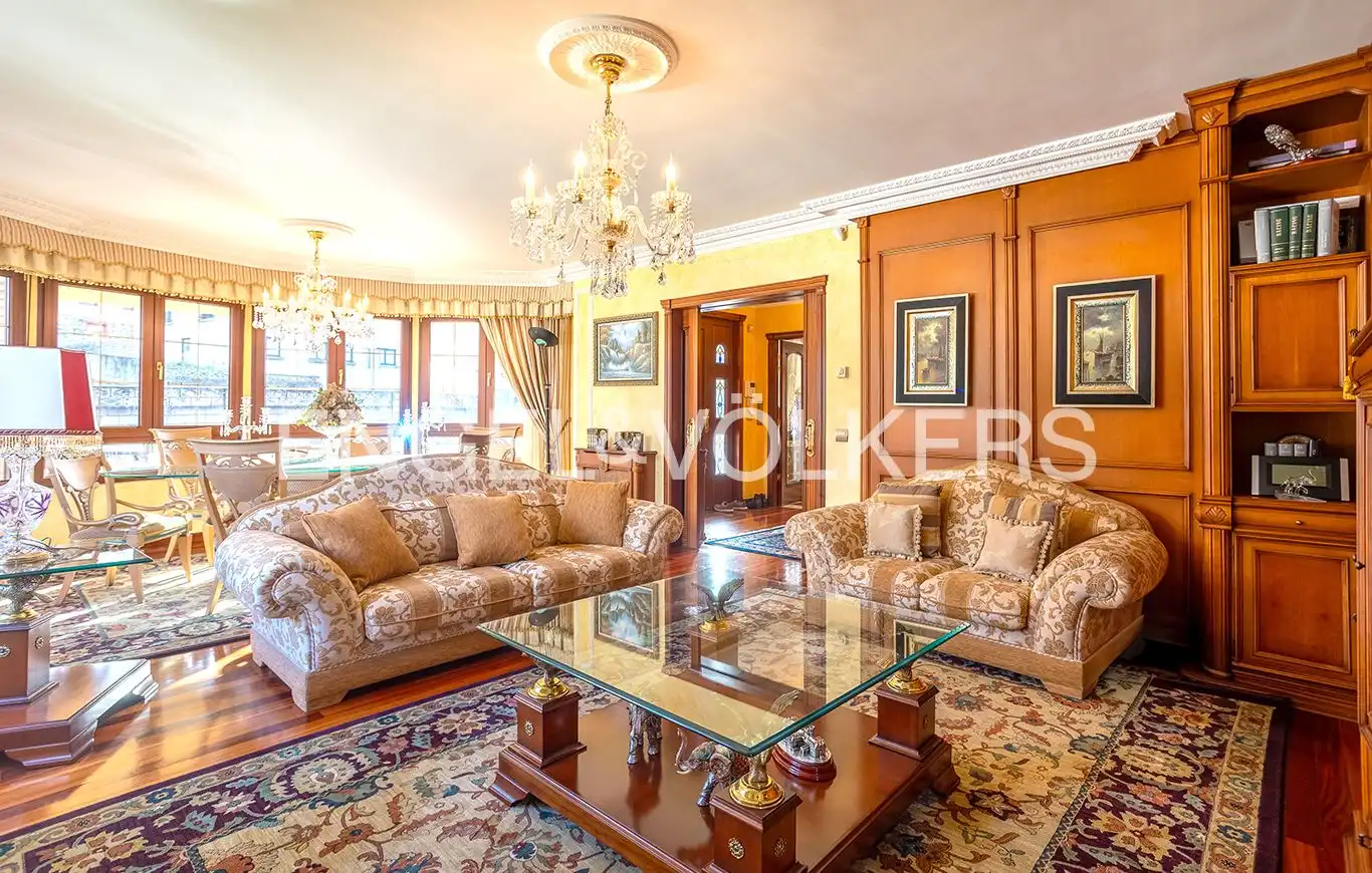 Sala d'estar de Casa o xalet en venda en Camargo amb Calefacció, Jardí privat i Parquet