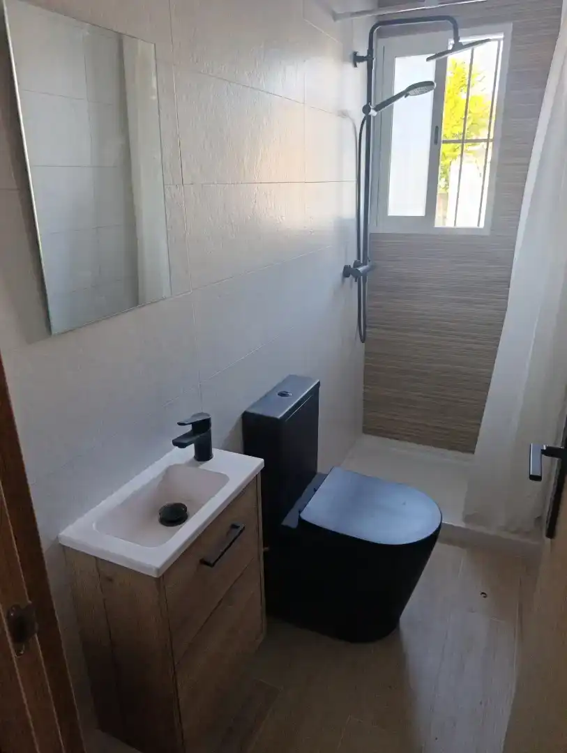 Badezimmer von Wohnung zur Miete in Cabra mit Abstellraum, Möbliert und Waschmaschine