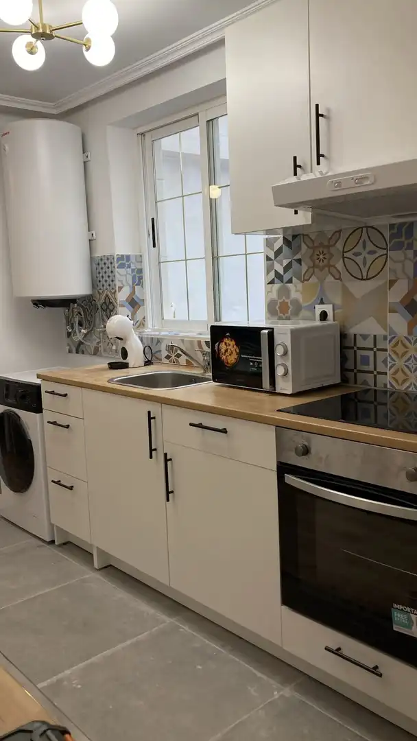 Küche von Wohnung zur untervermieten in Valencia mit Klimaanlage und Waschmaschine