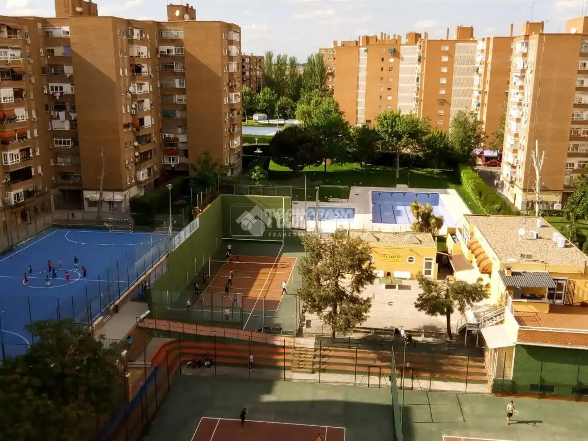 Vista exterior de Piso en venta en Fuenlabrada con Terraza y Piscina comunitaria