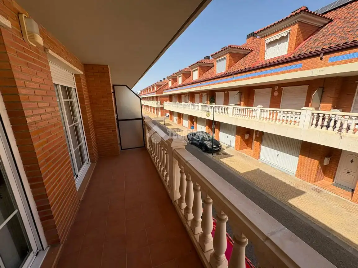 Vista exterior de Casa adosada en venta en Zaragoza con Terraza