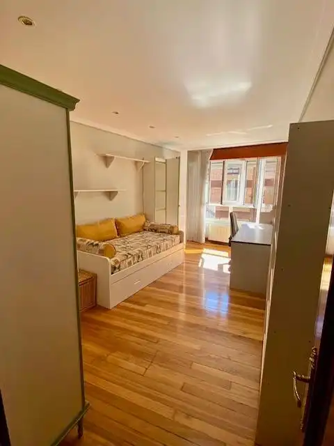 Schlafzimmer von Wohnung zur Miete in Bilbao  mit Heizung, Möbliert und Balkon