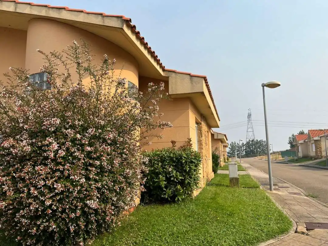 Außenansicht von Einfamilien-Reihenhaus zum Verkauf in Valverde de la Virgen mit Heizung