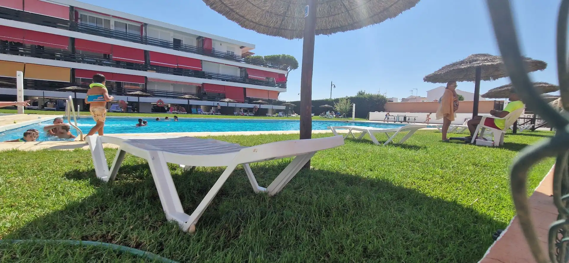 Schwimmbecken von Wohnung zur Miete in El Rompido mit Klimaanlage, Terrasse und Gemeinschaftspool