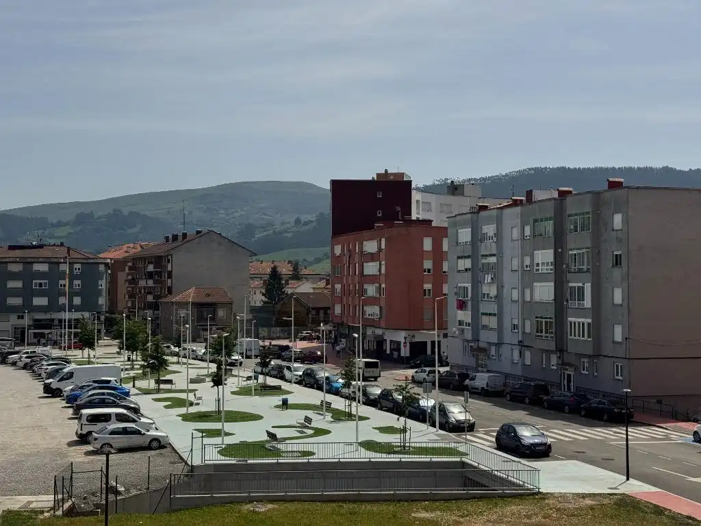 Außenansicht von Wohnung zum Verkauf in Los Corrales de Buelna  mit Heizung, Parkett und Terrasse