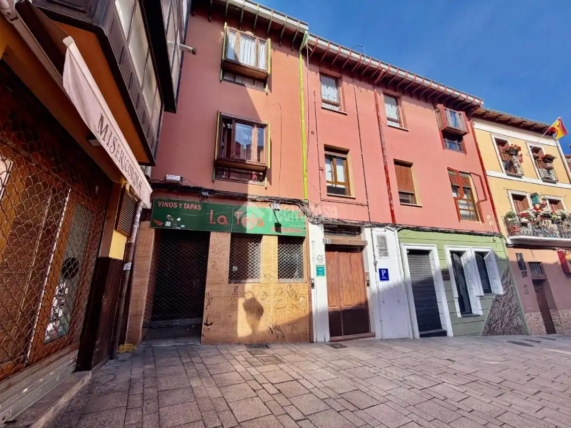 Vista exterior de Local en venta en León Capital  con Calefacción