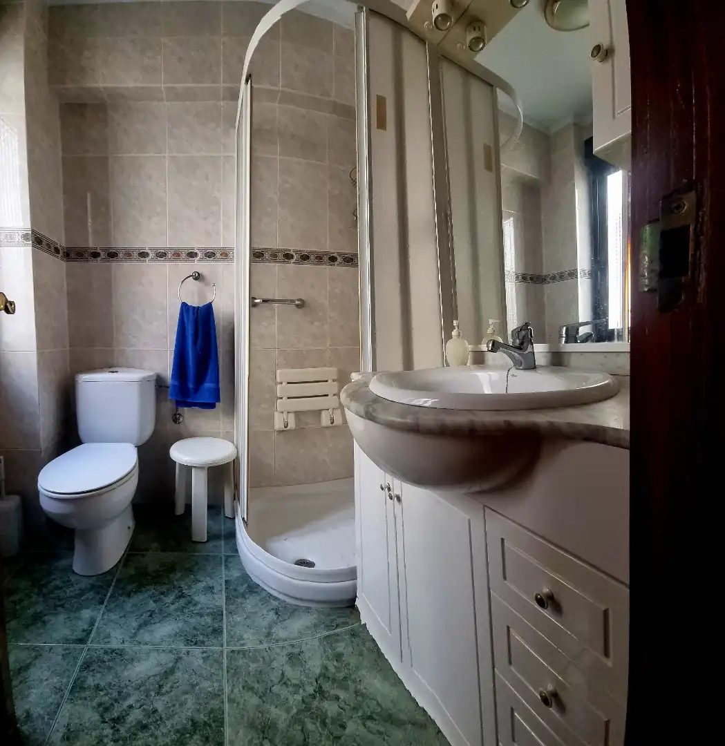 Bany de Pis en venda en Bilbao  amb Calefacció, Parquet i Terrassa