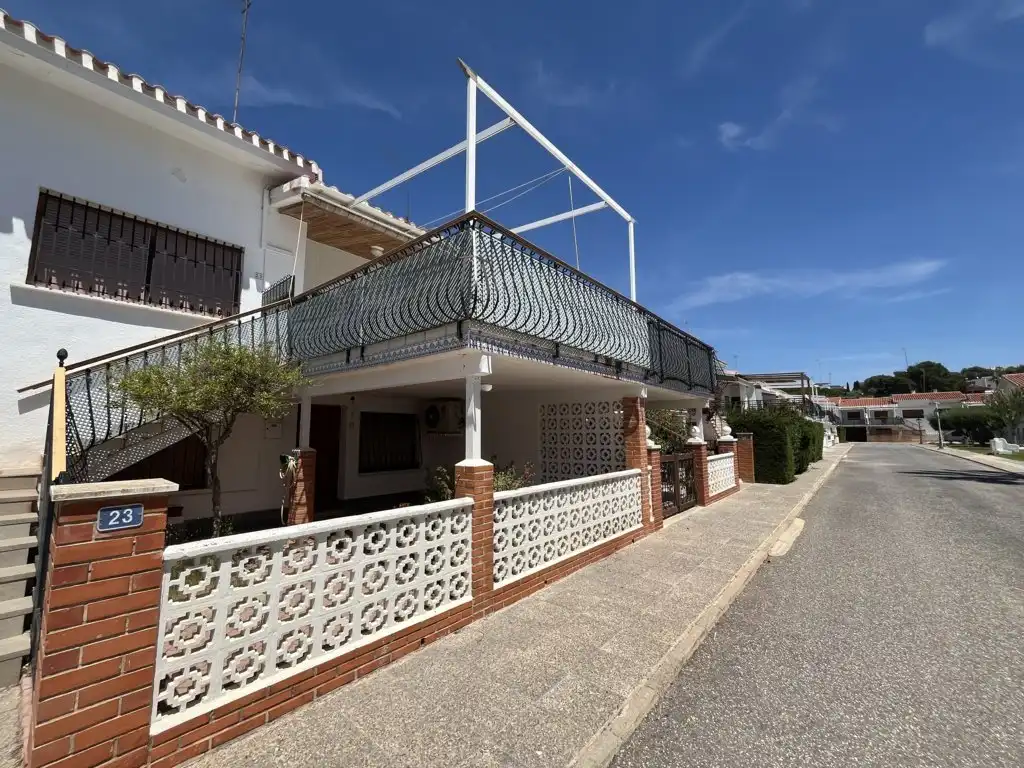 Vista exterior de Casa o xalet en venda en Orihuela amb Jardí privat, Terrassa i Traster
