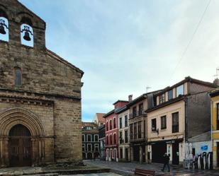 Vista exterior de Edifici en venda en Avilés