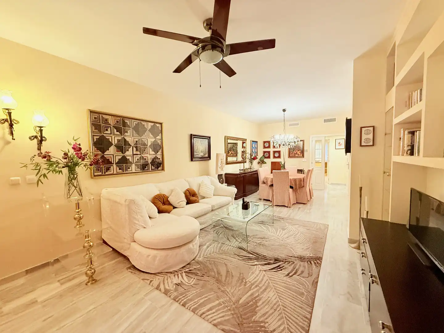 Sala de estar de Apartamento de alquiler en Marbella con Piscina y Piscina comunitaria