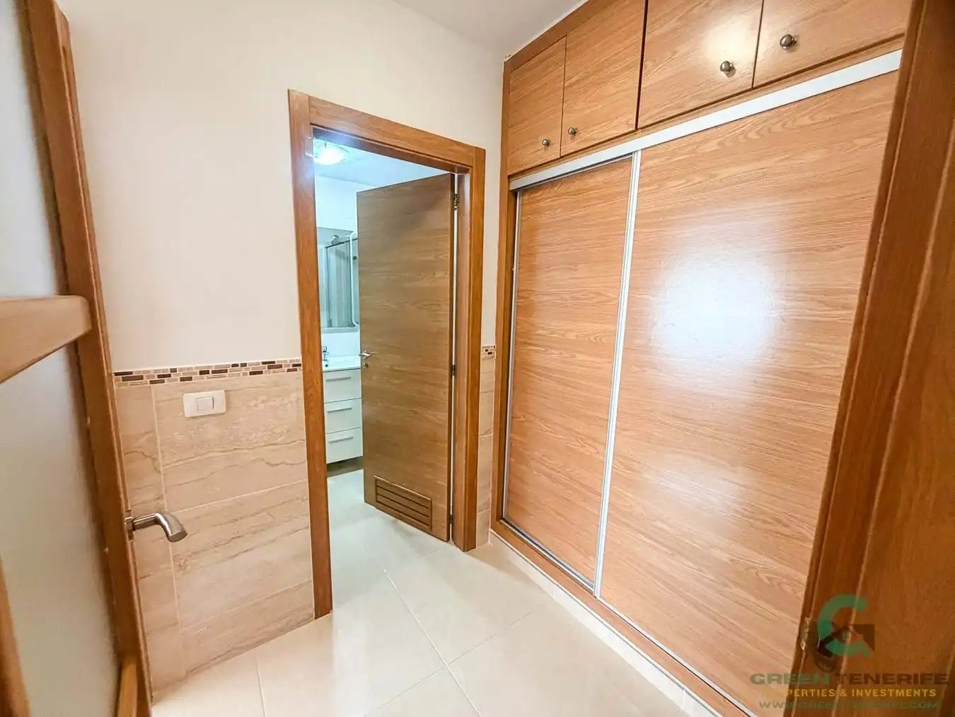 Baño de Piso en venta en Arona con Terraza, Amueblado y Balcón