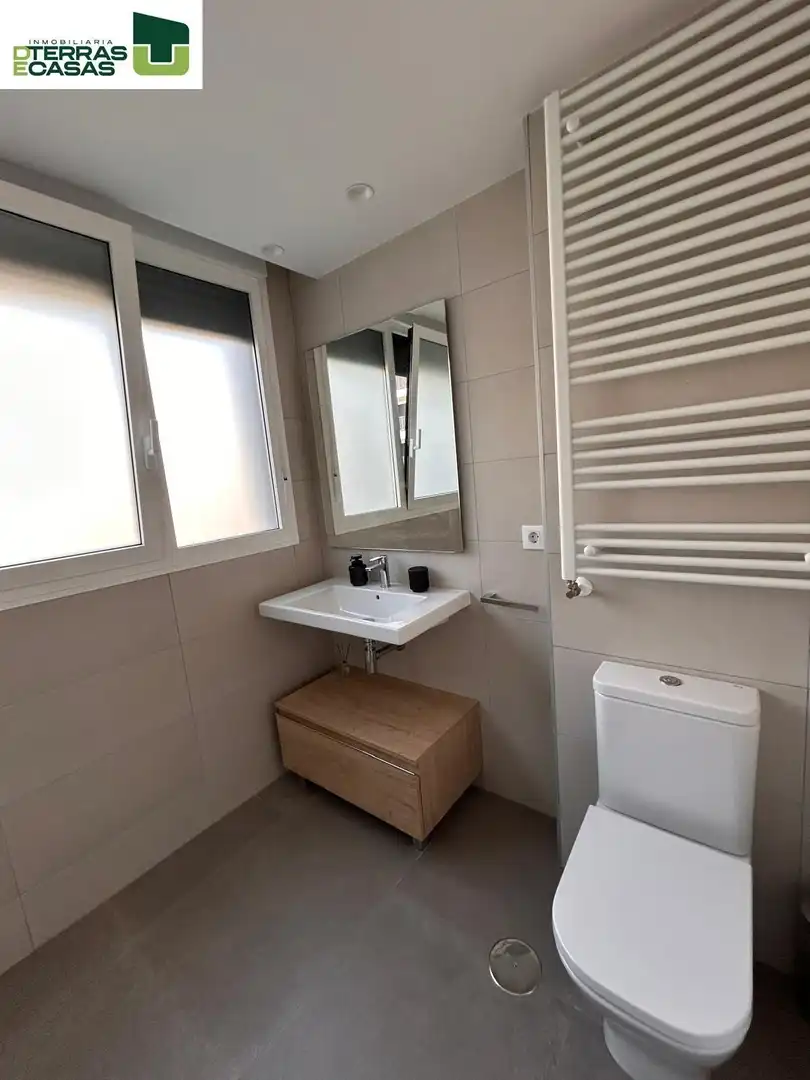 Baño de Piso de alquiler en Pontevedra Capital  con Calefacción, Terraza y Trastero
