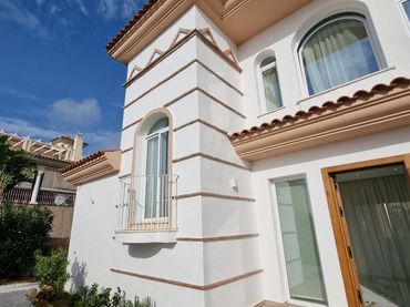 Chalet con balcón en venta en Riviera del Sol