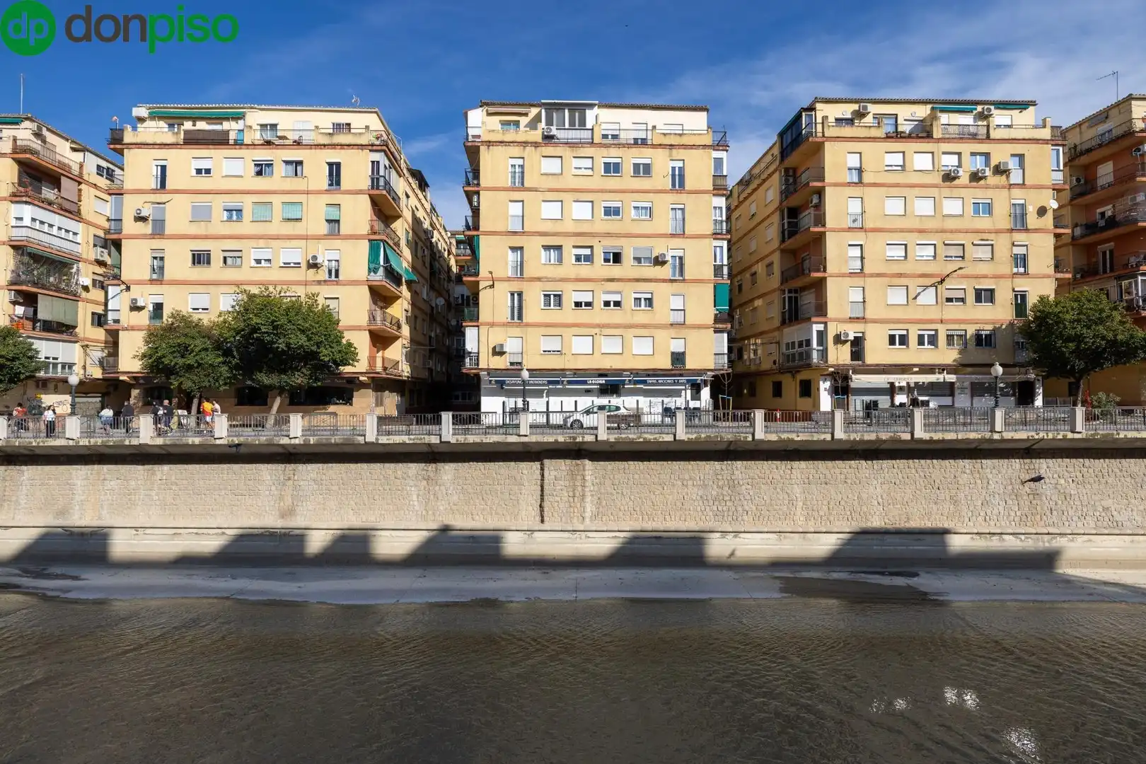 Vista exterior de Piso en venta en Granada