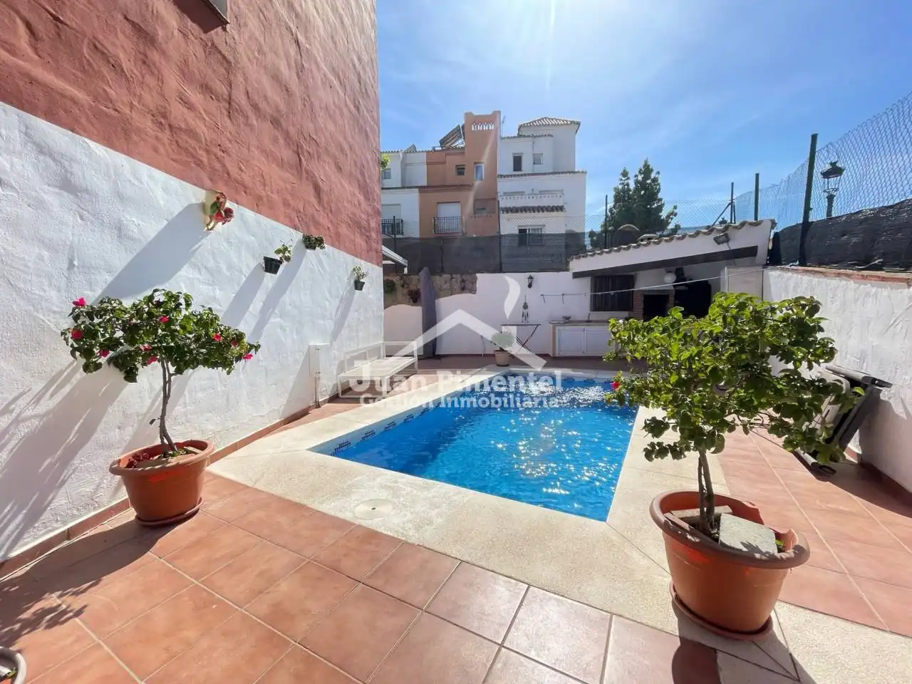 Vista exterior de Casa adosada en venda en Estepona amb Aire condicionat, Jardí privat i Terrassa