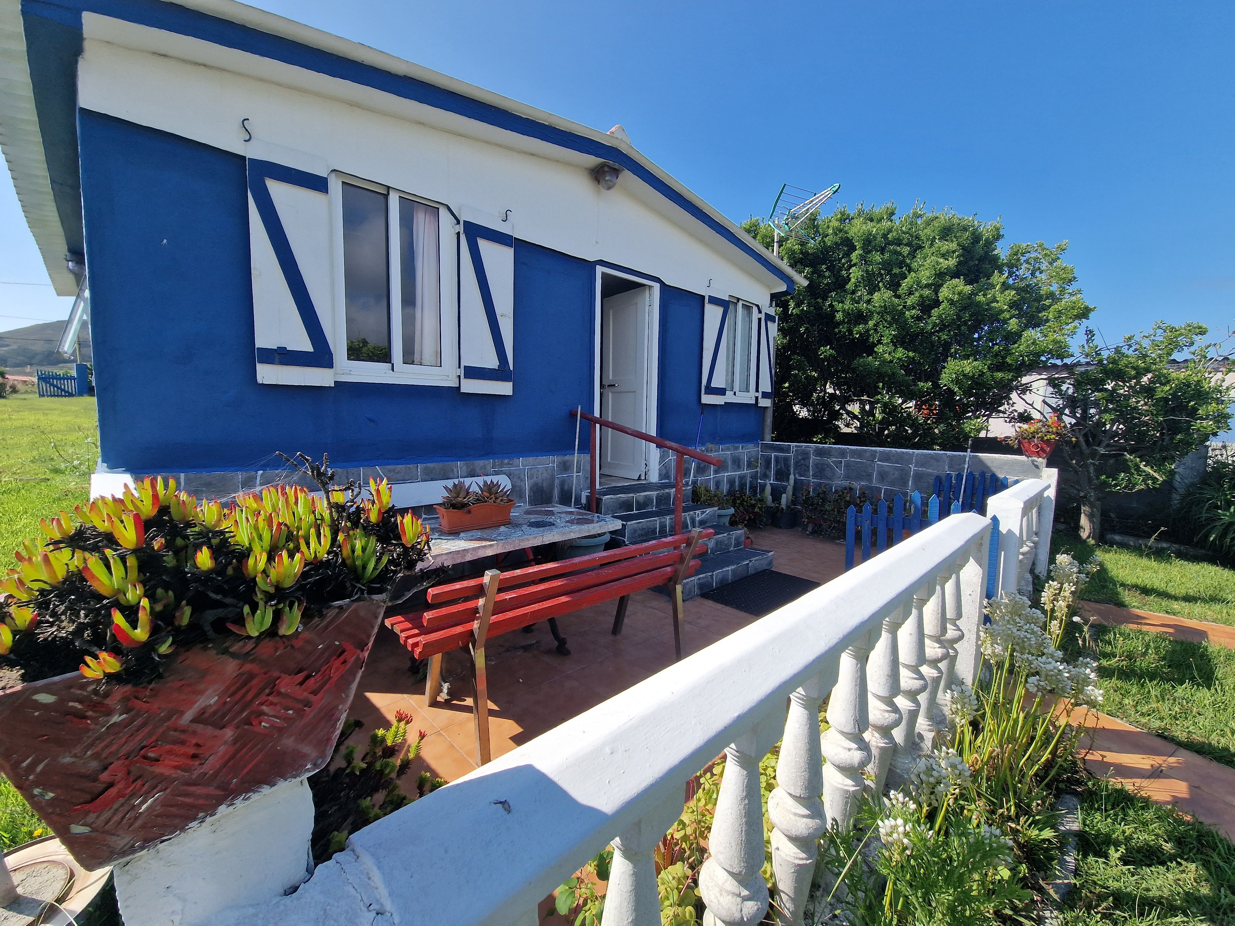 Vista exterior de Casa o xalet en venda en Ferrol amb Jardí privat, Terrassa i Moblat