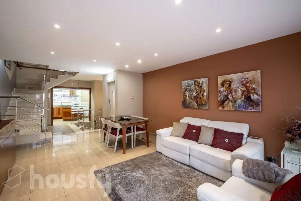 Sala de estar de Casa o chalet en venta en Barcelona con Aire acondicionado, Terraza y Trastero