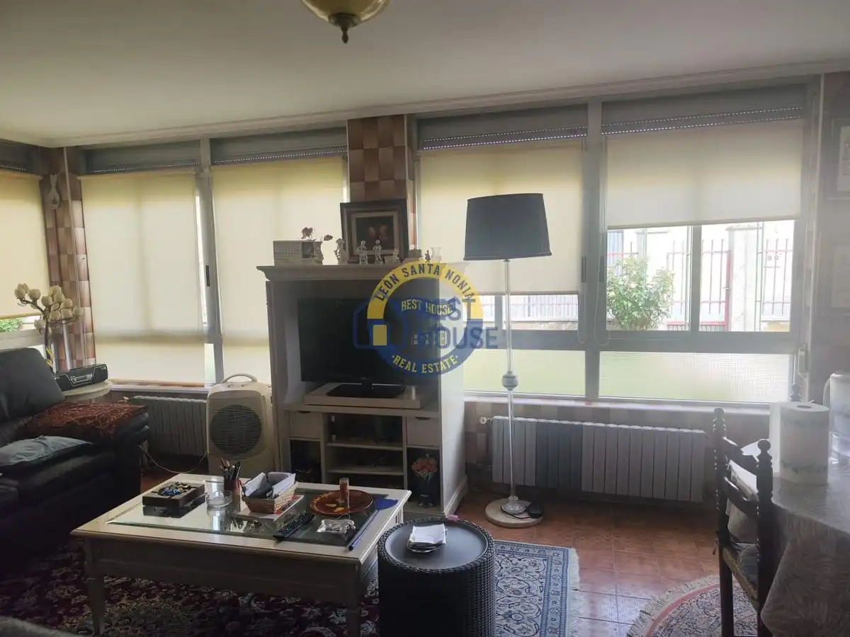 Living room of Houses for sale in Villanueva de las Manzanas, León