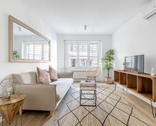 Sala d'estar de Apartament de lloguer en  Madrid Capital amb Aire condicionat, Calefacció i Moblat