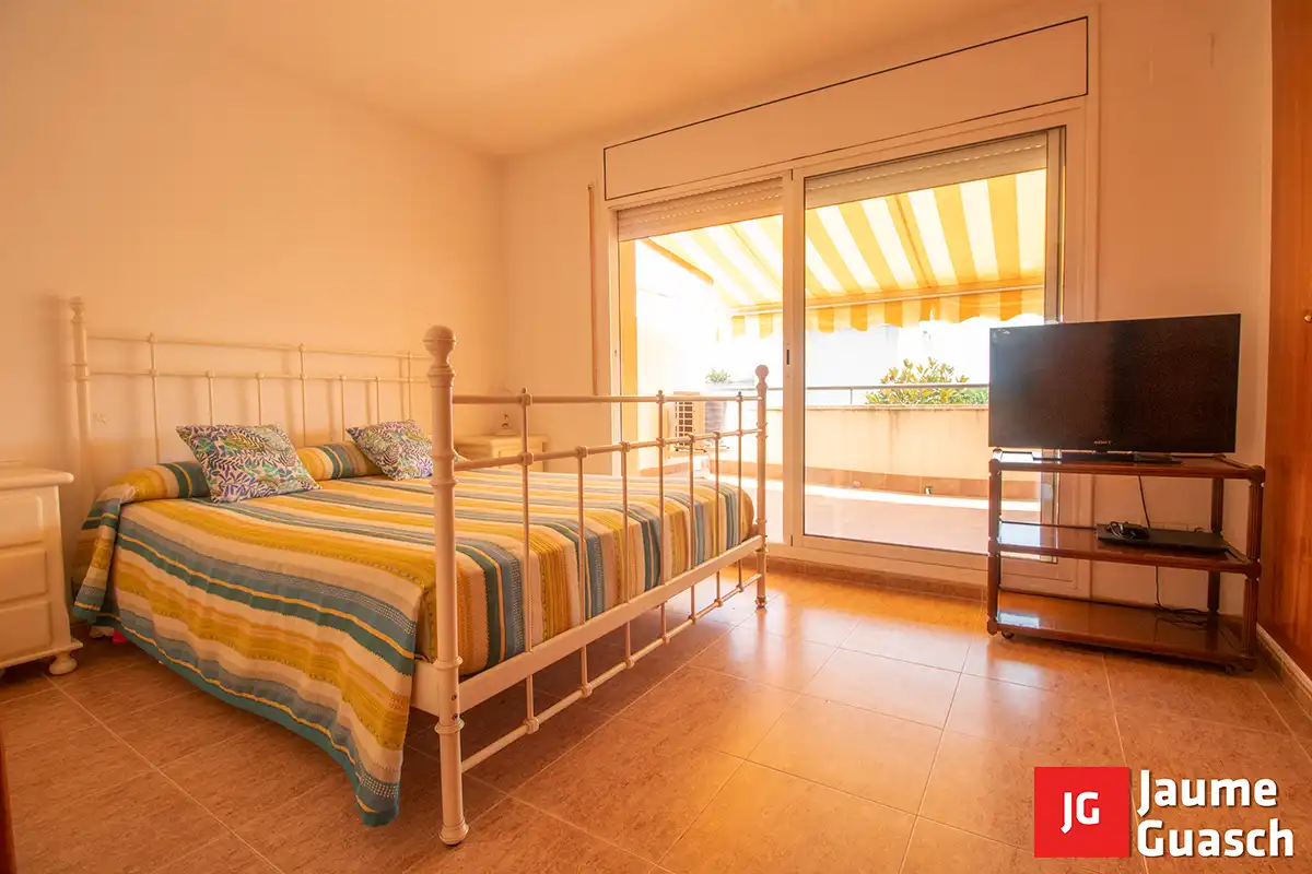 Habitación de Casa adosada en venta en Creixell con Aire acondicionado, Calefacción y Jardín privado