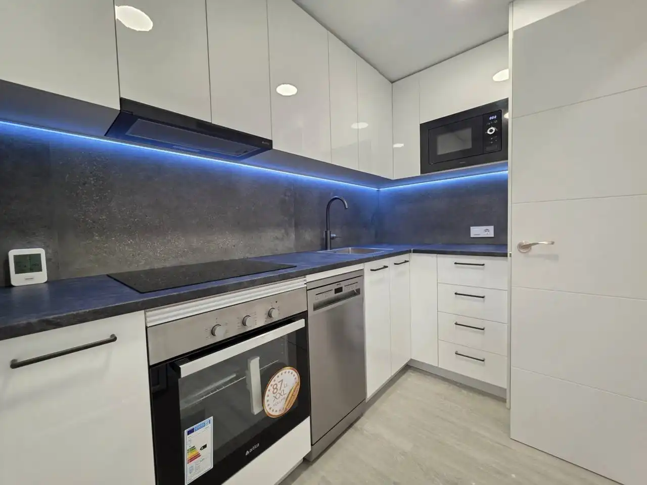 Küche von Wohnung zum Verkauf in Barcelona mit Klimaanlage, Parkett und Terrasse