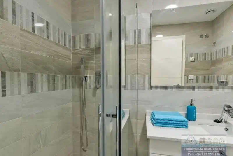 Baño de Apartamento en venta en Torrevieja con Aire acondicionado, Terraza y Piscina
