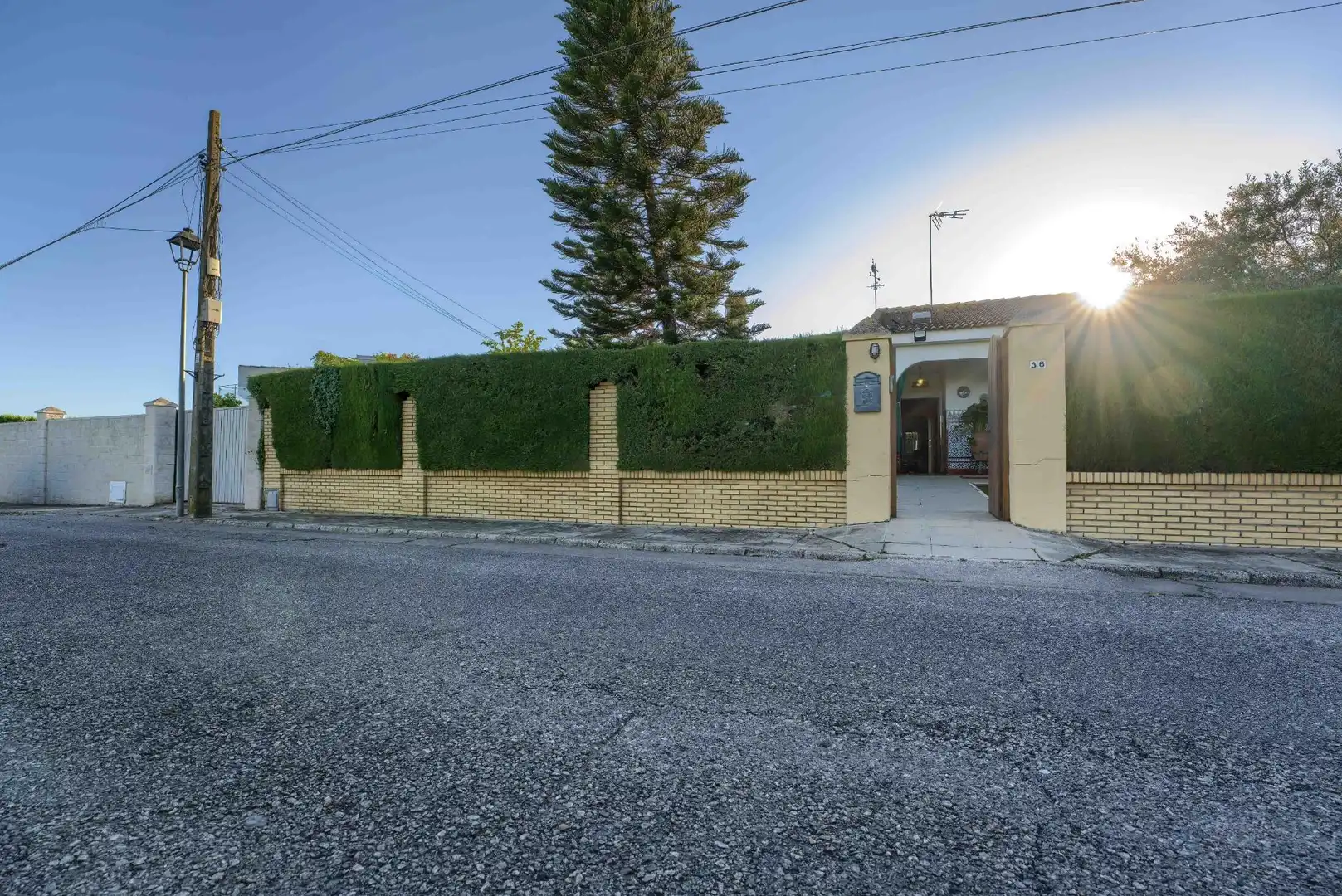 Vista exterior de Casa o xalet en venda en Palomares del Río amb Aire condicionat, Jardí privat i Terrassa
