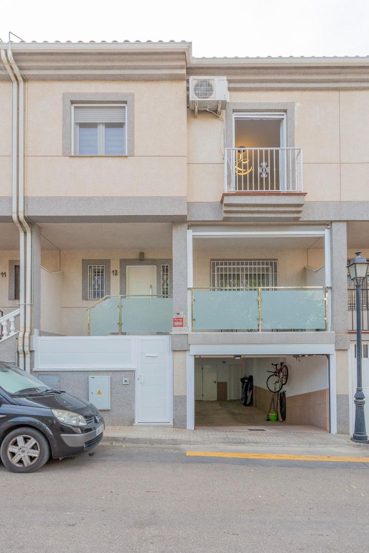 Vista exterior de Casa adosada en venta en Las Gabias con Aire acondicionado, Terraza y Amueblado