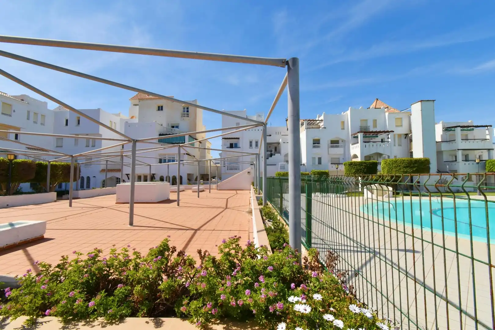 Vista exterior de Pis en venda en El Ejido amb Jardí privat, Terrassa i Piscina comunitària
