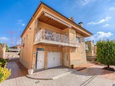Casa amb piscina en venda a Carrer del Canigó
