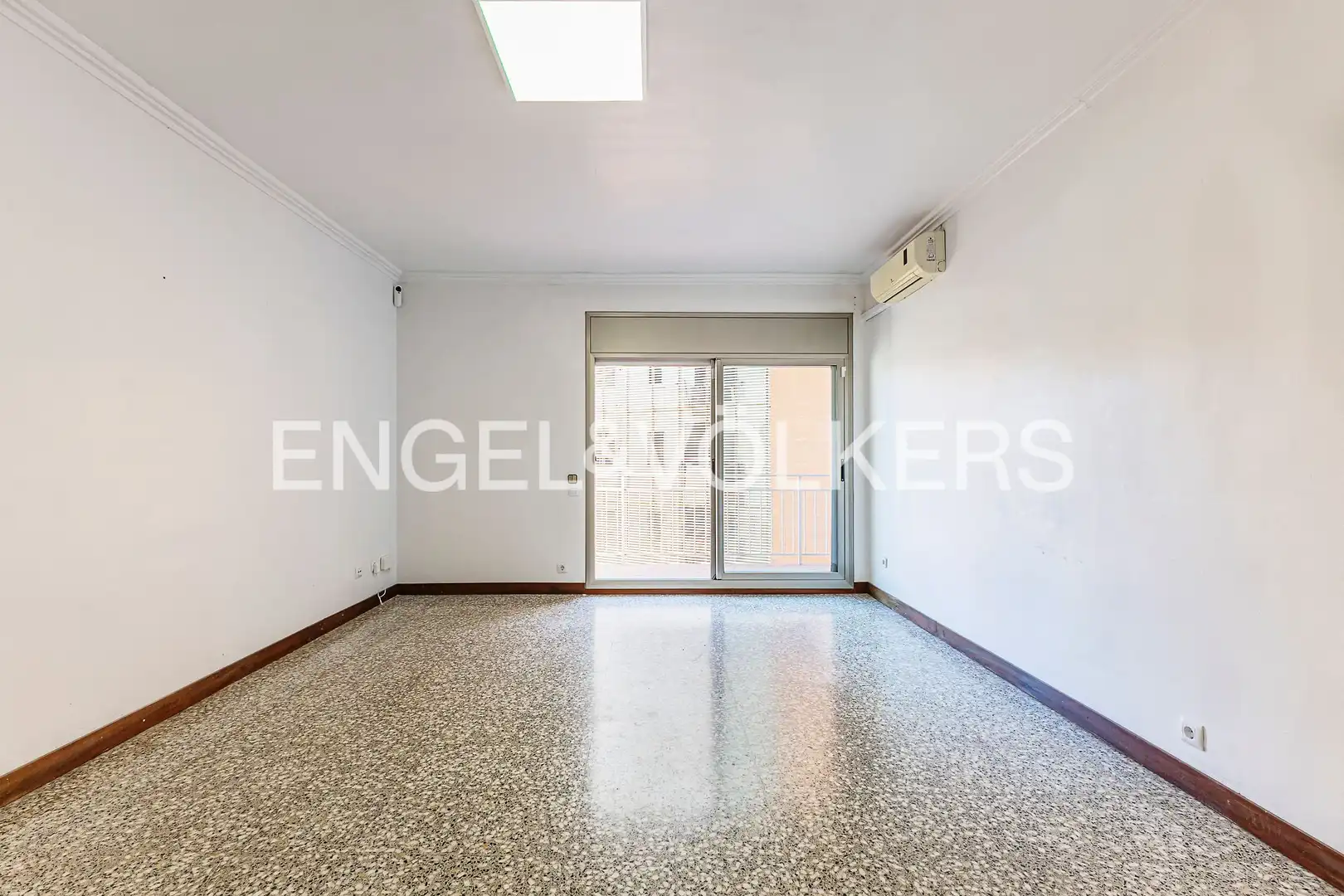 Wohnzimmer von Wohnung zum Verkauf in Barcelona mit Klimaanlage, Heizung und Terrasse