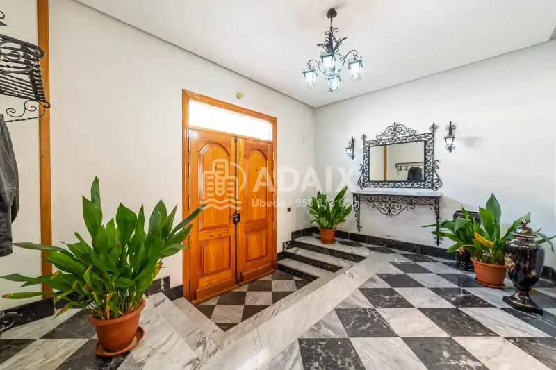 Haus oder Chalet zum Verkauf in Úbeda mit Terrasse, Abstellraum und Balkon