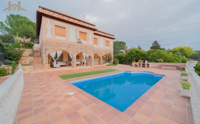 Piscina de Casa o xalet en venda en Santa Cruz del Retamar amb Calefacció, Jardí privat i Traster