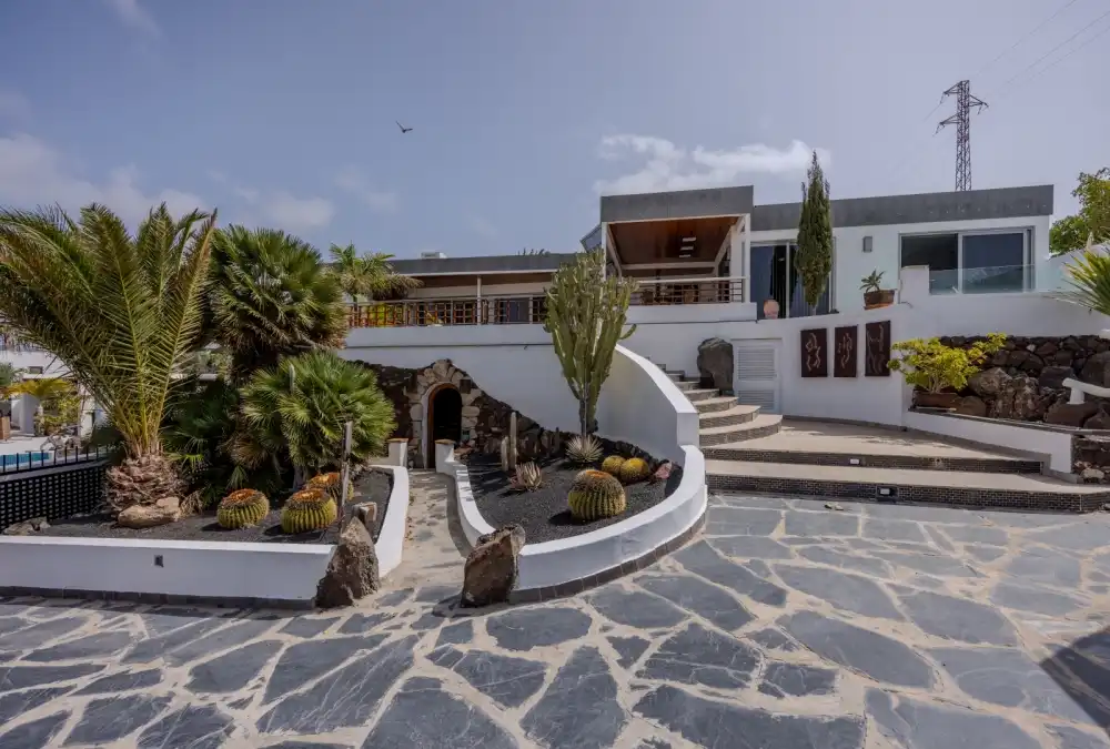 Vista exterior de Casa o xalet en venda en Yaiza amb Terrassa i Balcó
