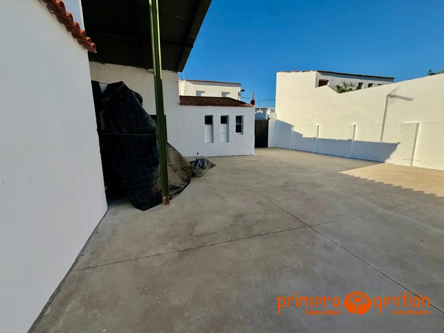 Vista exterior de Casa o chalet en venta en Lora del Río con Trastero y Amueblado
