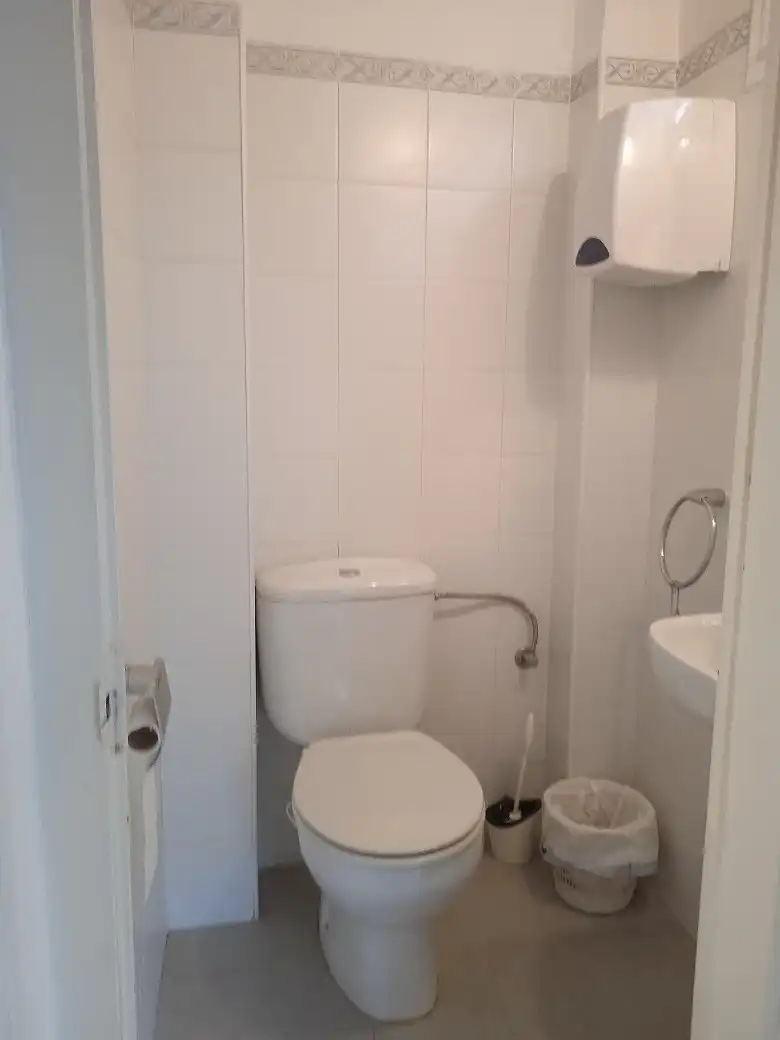 Badezimmer von Büro zum Verkauf in Tarragona mit Klimaanlage, Abstellraum und Balkon