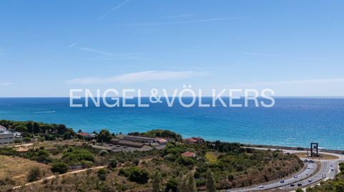 Exclusiva villa contemporánea en Montgat con piscina, jacuzzi, ascensor, garaje para tres vehículos y vistas panorámicas al mar, m