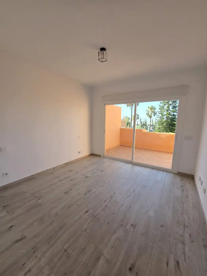 Habitación de Casa adosada en venta en Benahavís con Aire acondicionado, Jardín privado y Terraza