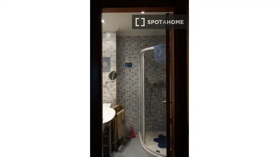 Bathroom of Flat for share in Madrid  with Air Conditioner, Heating and Terrace