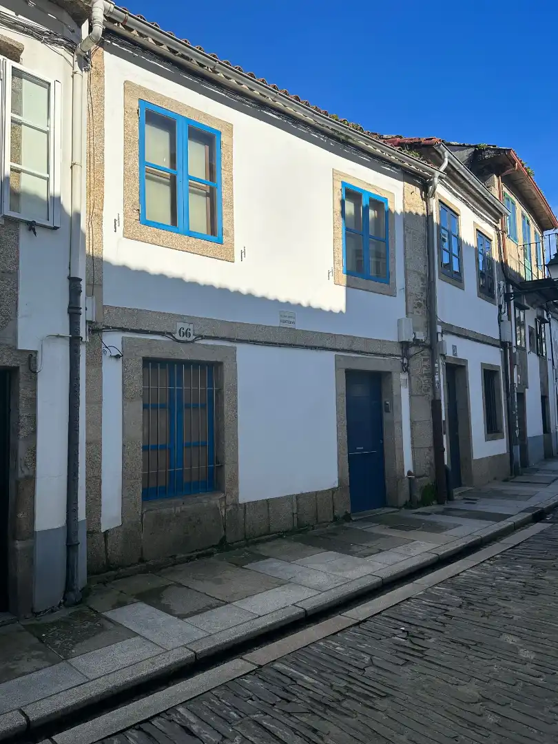 Außenansicht von Wohnungen zur Miete in Santiago de Compostela  mit Heizung, Privatgarten und Parkett